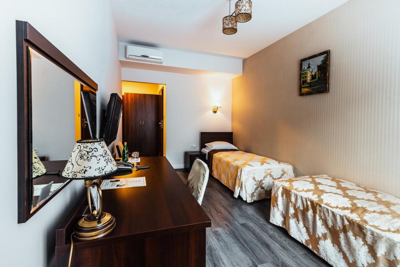 Hotel Dwor Dwikozy Extérieur photo