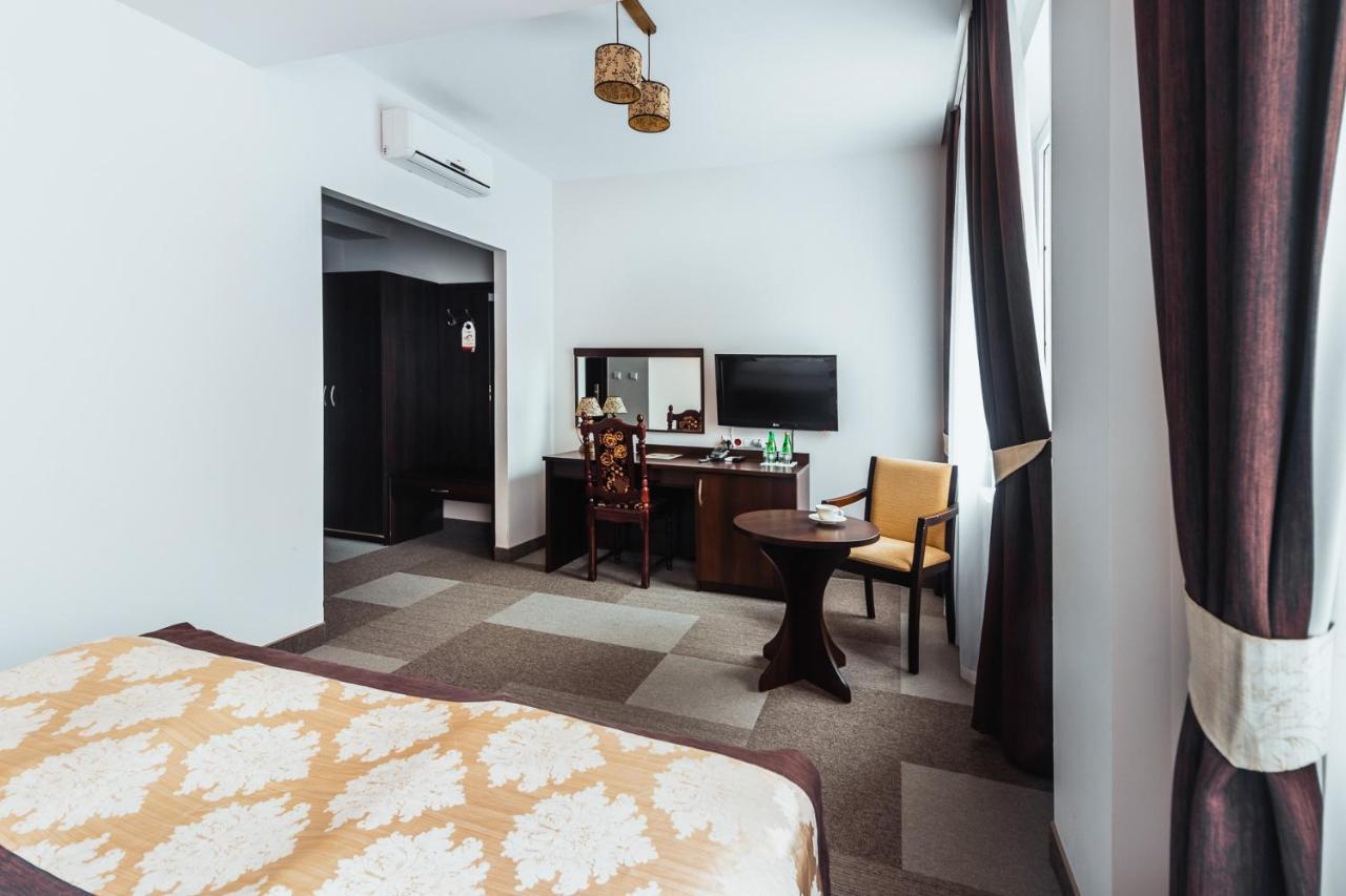 Hotel Dwor Dwikozy Extérieur photo