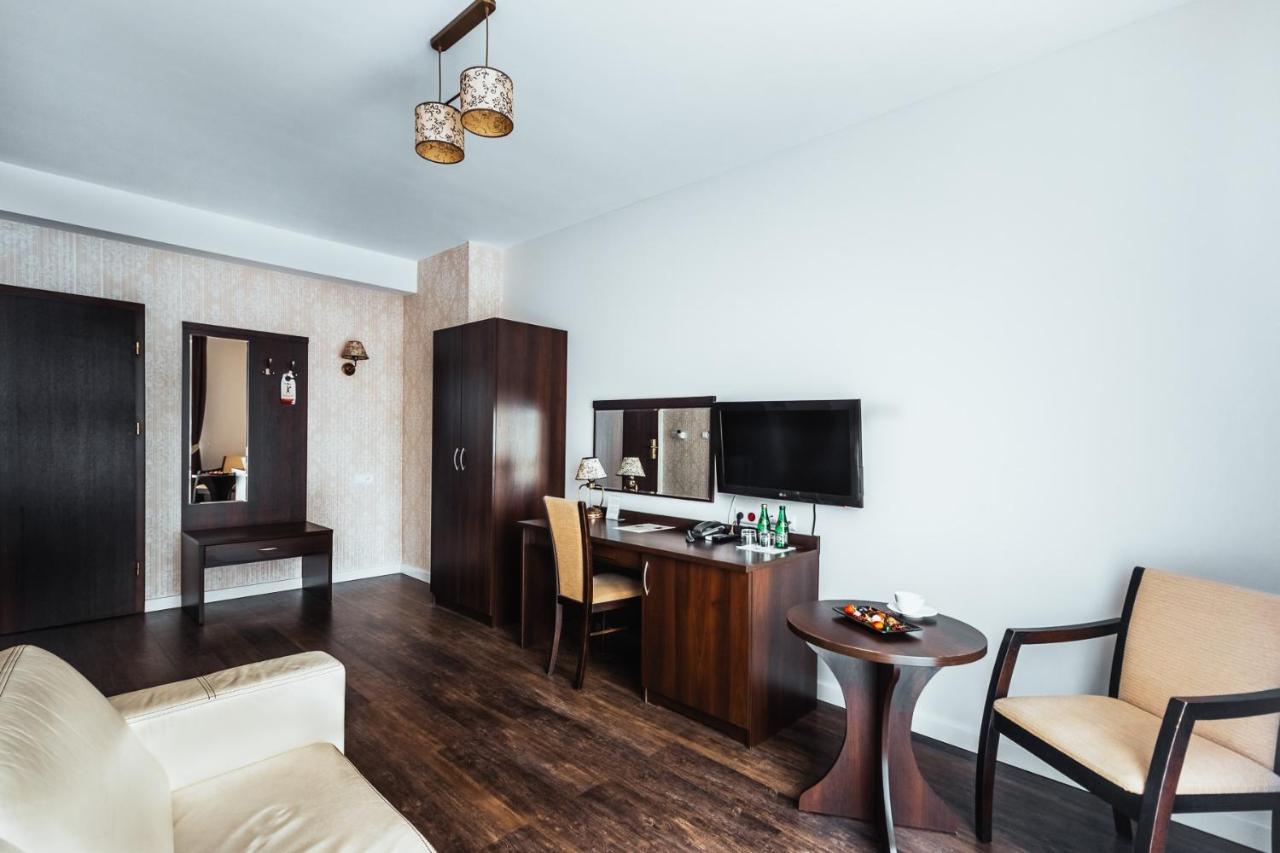 Hotel Dwor Dwikozy Extérieur photo