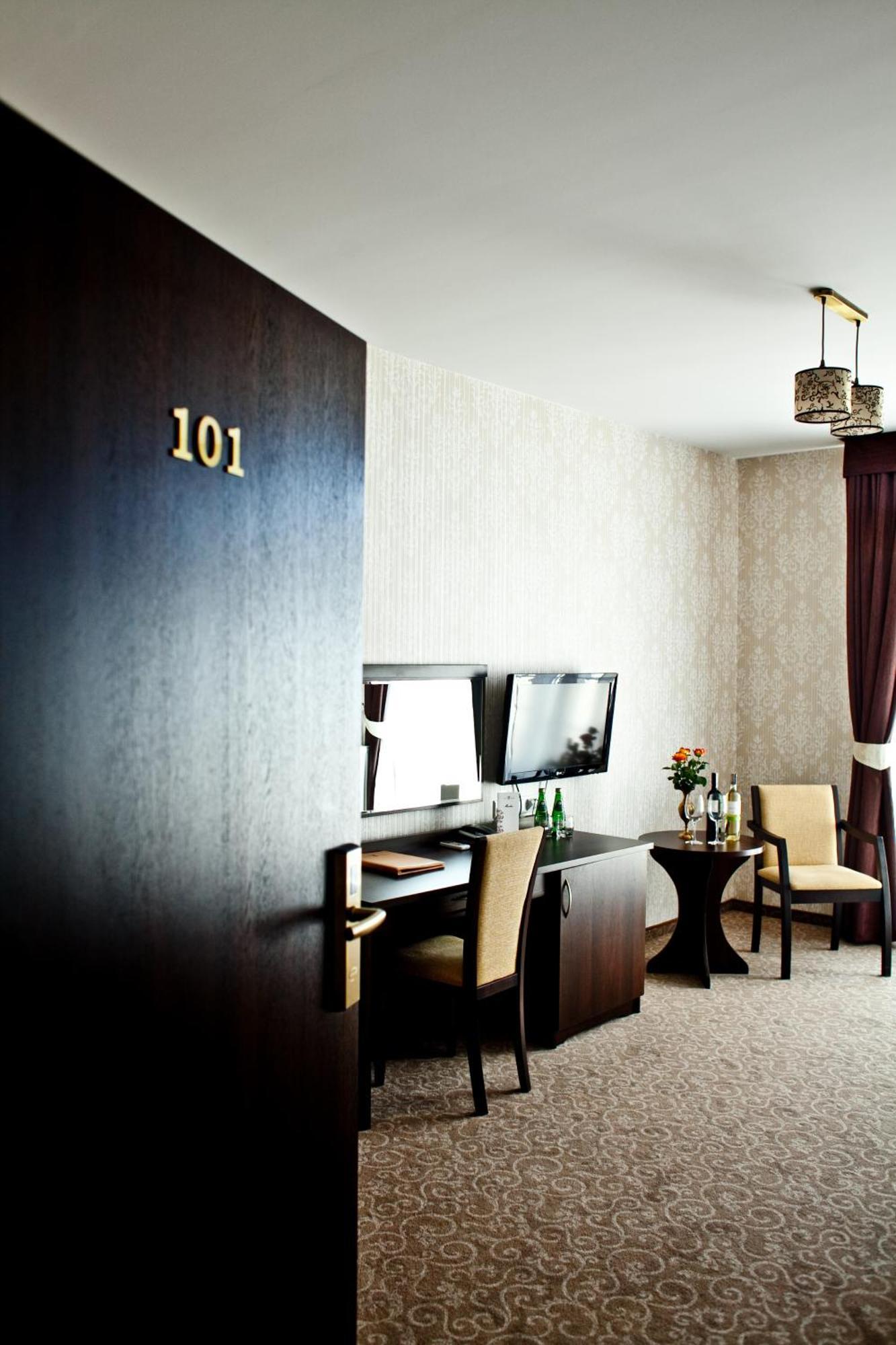 Hotel Dwor Dwikozy Extérieur photo