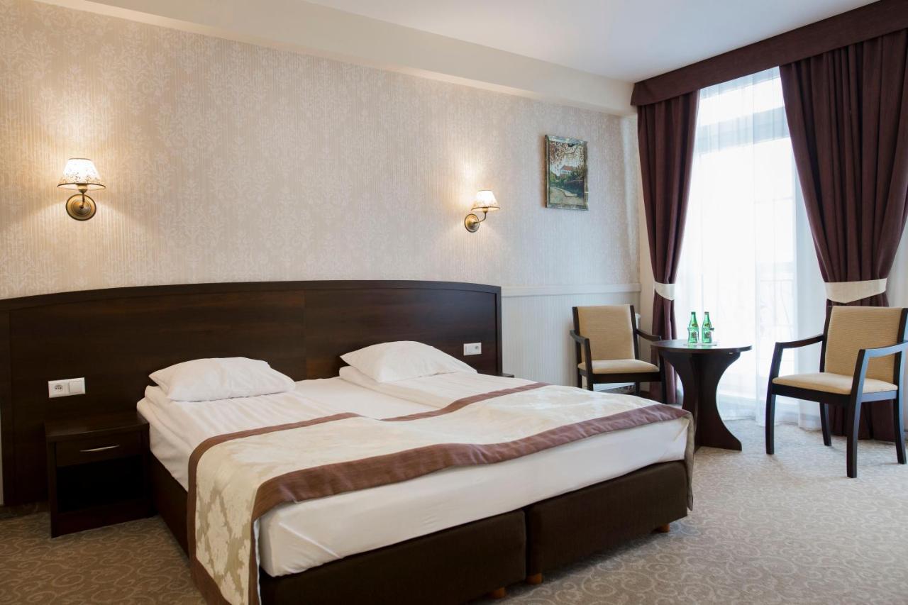Hotel Dwor Dwikozy Extérieur photo