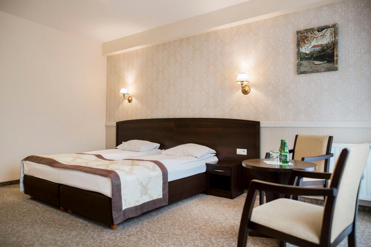 Hotel Dwor Dwikozy Extérieur photo
